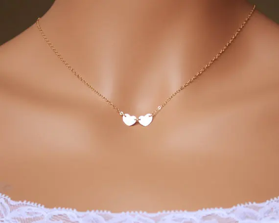 Модное женское ожерелье золотого цвета с сердечком изящное в минималистическом