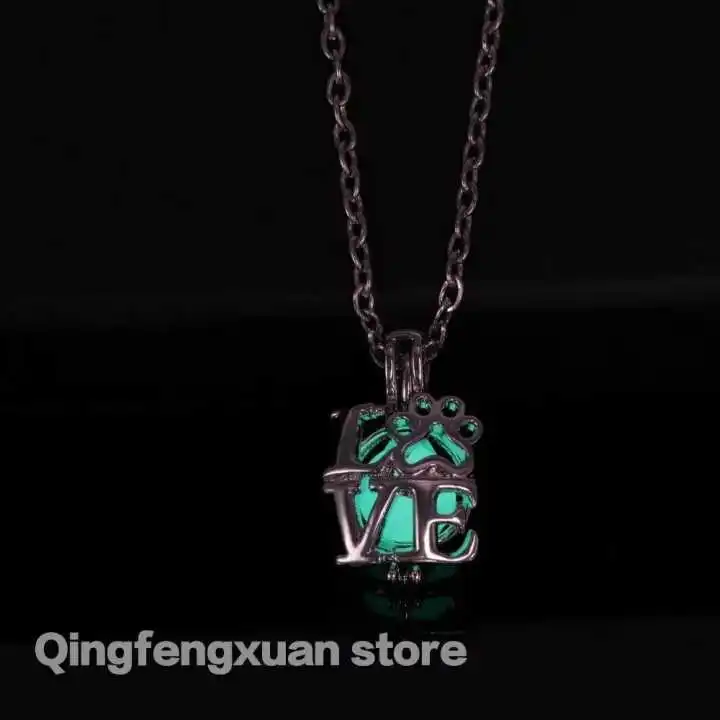 Оригинальный дизайн любовь Лапа Печати Ожерелье со светящимся в темноте кулоном