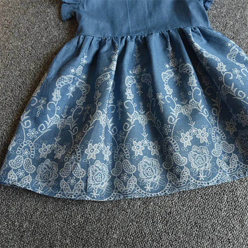 Детское джинсовое платье с оборками летнее повседневное синее цветочным принтом