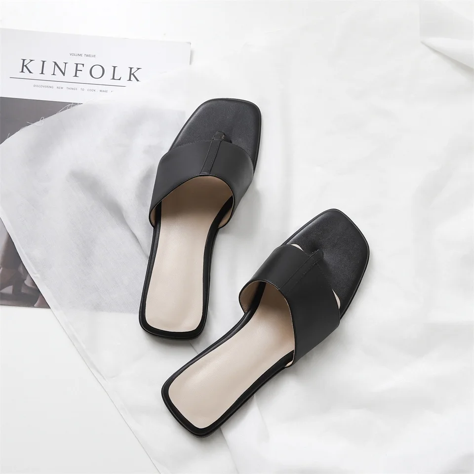 Женские шлепанцы на плоской подошве модные из натуральной кожи с открытым носком