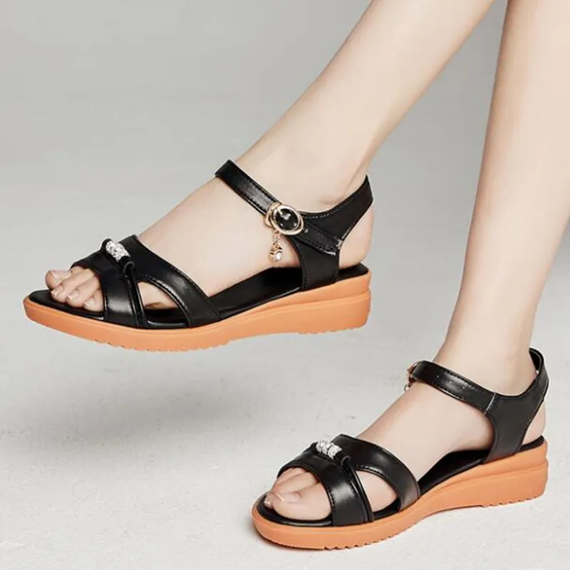

New Fashion Plus Size Women Casual Sandals Rhinestone Summer Leather Sandals Soft Comfort Middle-aged Women Shoes flat Sandals