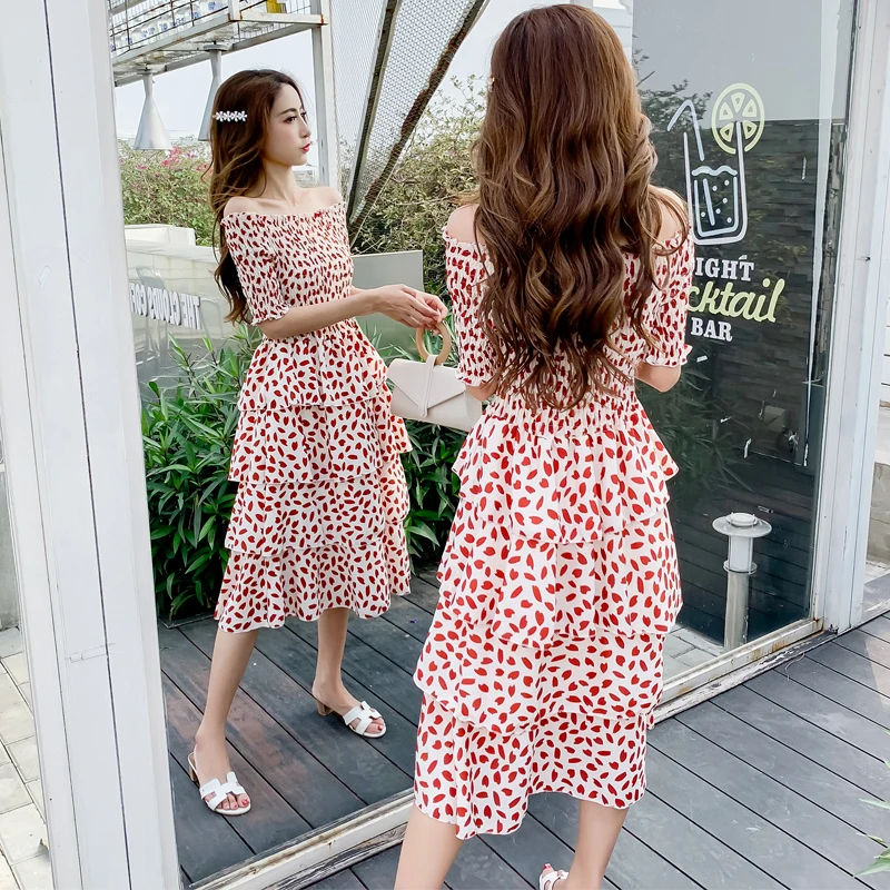 Летнее платье с открытыми плечами бальное офисное женское вырезом лодочкой