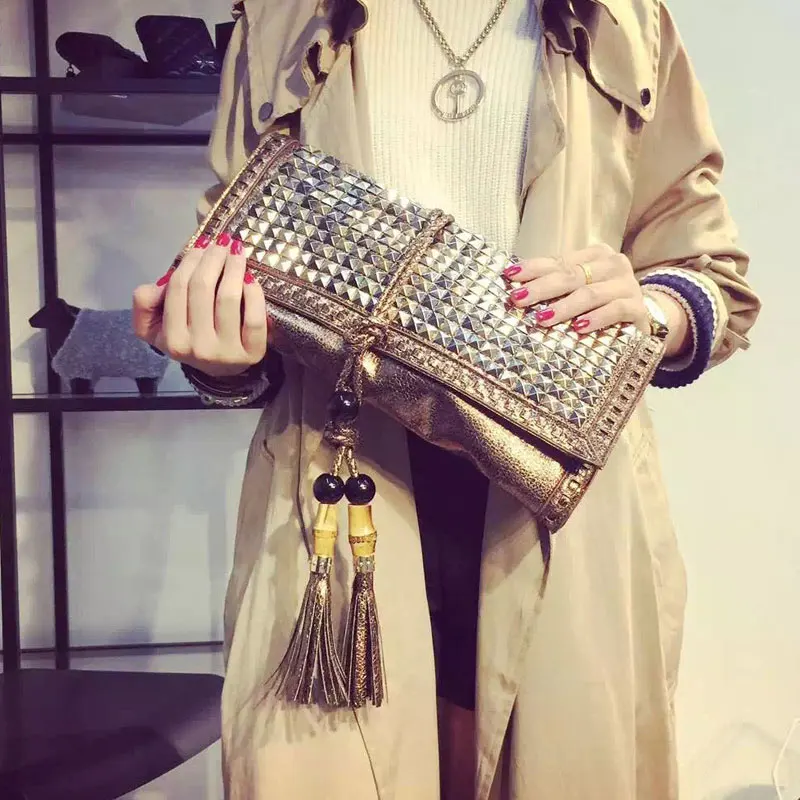 Женская сумка в стиле ретро с заклепками и кисточками ручная новая из тисненой