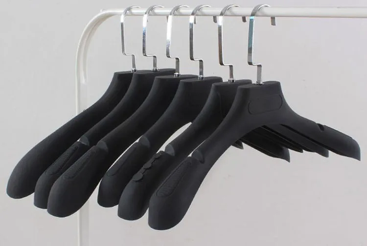 Роскошная черная пластиковая вешалка для шубы с канавкой Дамский стиль (8