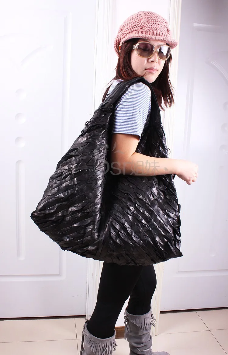 Кожаная сумка, сумка-мессенджер, размер 55,5*64,5*16,5 см, женская черная, большой размер