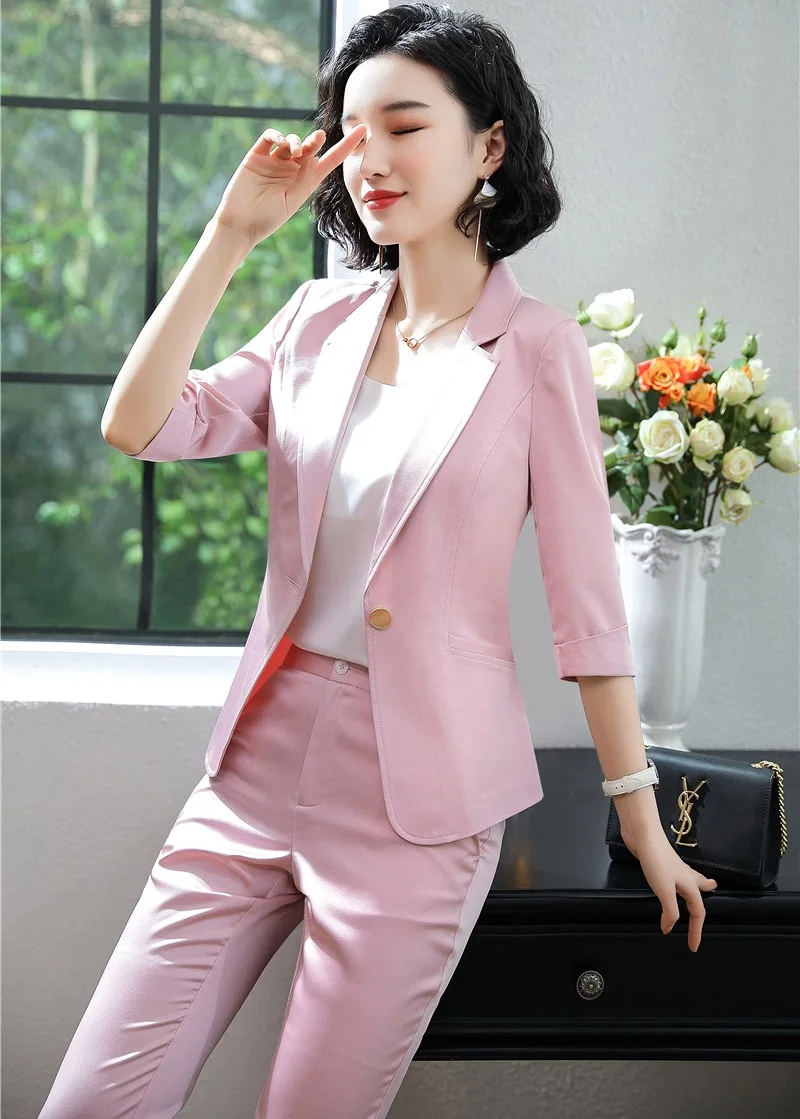 Женский деловой костюм с рукавом до локтя пиджаком и брюками для офиса