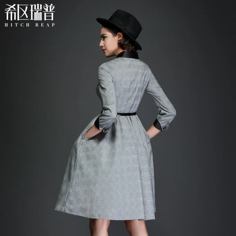 Женское винтажное платье рубашка средней длины в черно белую полоску с рукавом 3/4