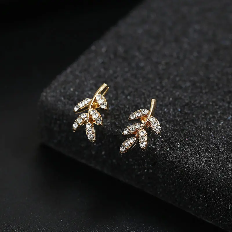 Серьги-пусеты с инкрустированными фианитами в виде листиков женские серьги на