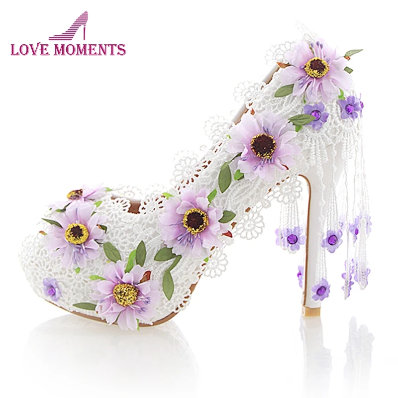 Фото Белые свадебные кружевные туфли на высоком каблуке украшенные цветами Модные