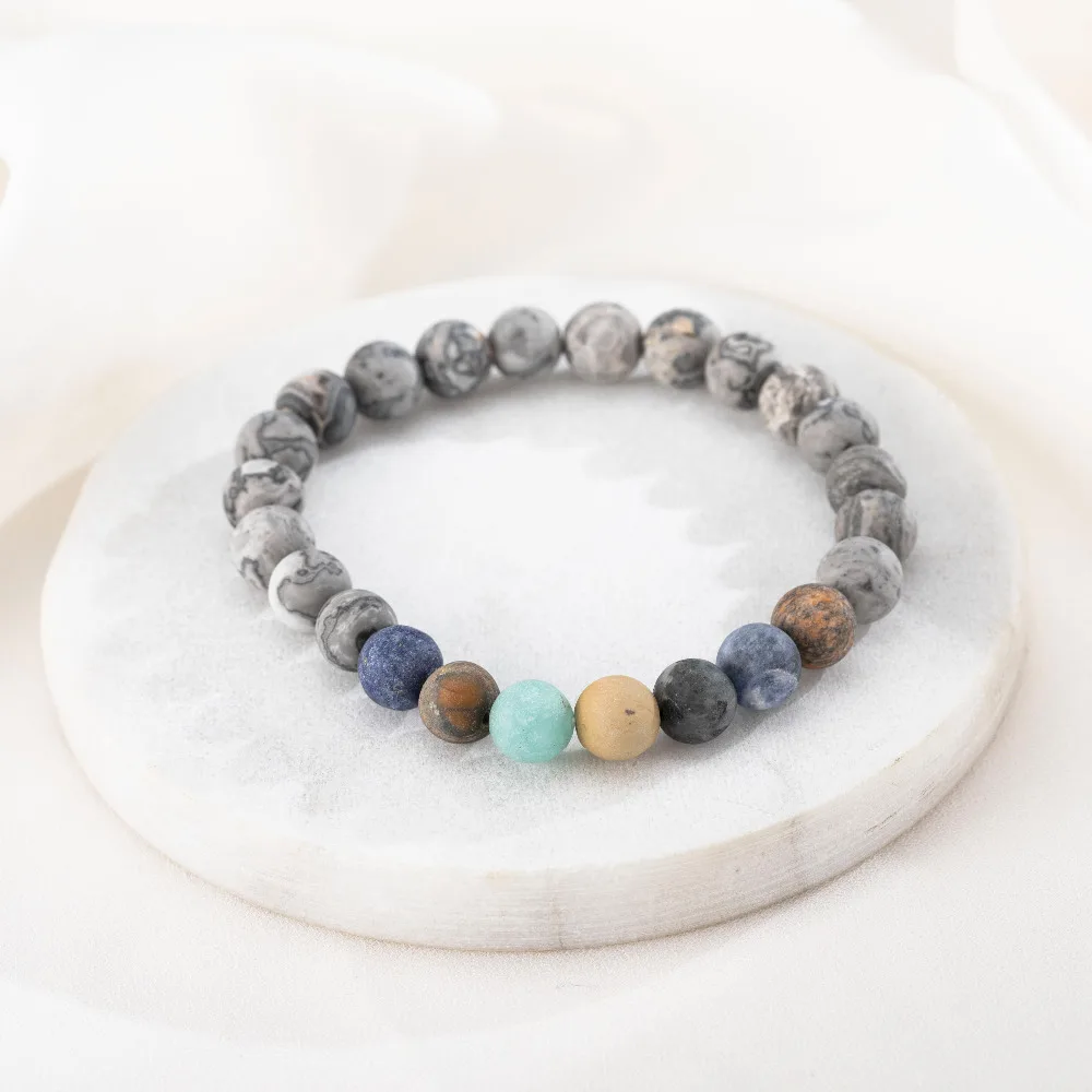 Женский и мужской браслет из черной лавы с 7 чаками радужными бусинами