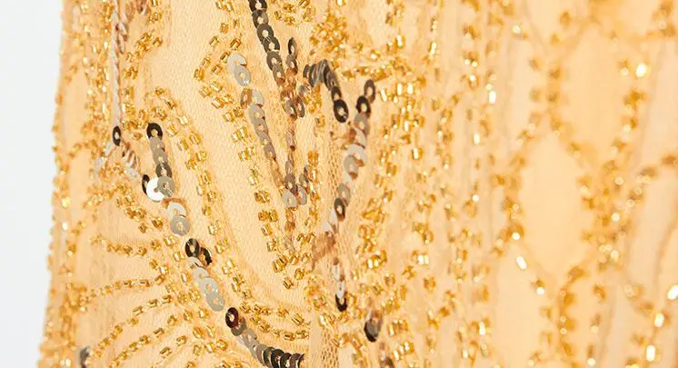 Женское платье с золотыми бусинами украшенное блестками v-образным вырезом