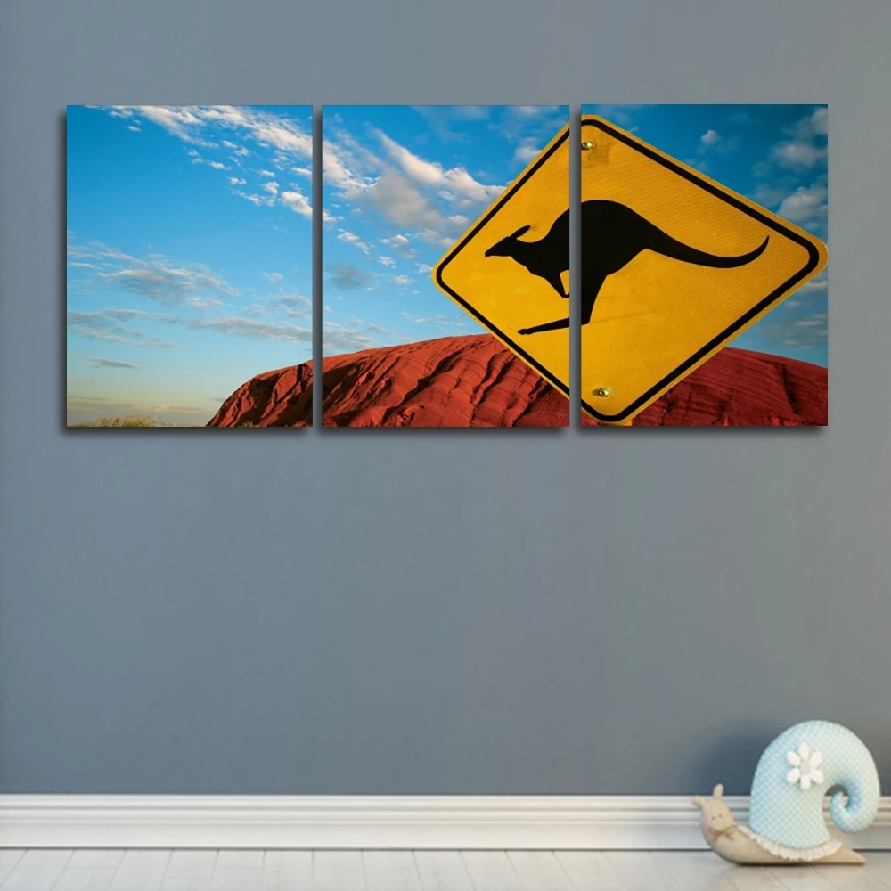 Безрамочная картина на холсте "Обычный кенгуру на фоне голубого неба Австралии" для декора гостиной или спальни.