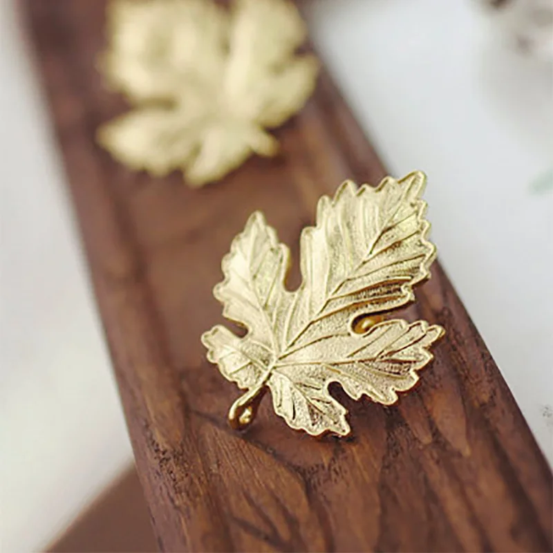 Броши с отворотом Позолоченная серебряная металлическая брошь в форме листа