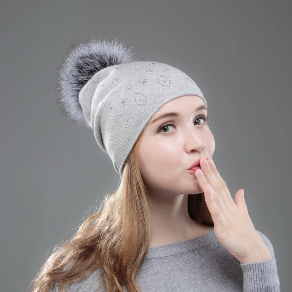 Шапка бини женская зимняя с помпоном из натурального Лисьего меха стразы |