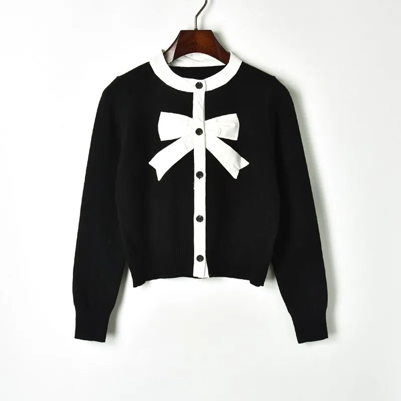 early spring of 2019 with black and white collision splicing butterfly knot lady's style Z81150 knitted cardigan |