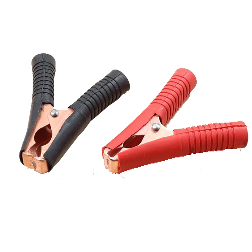 Прыжок автомобильного аккумулятора приводит зажим для скачок стартер / авто