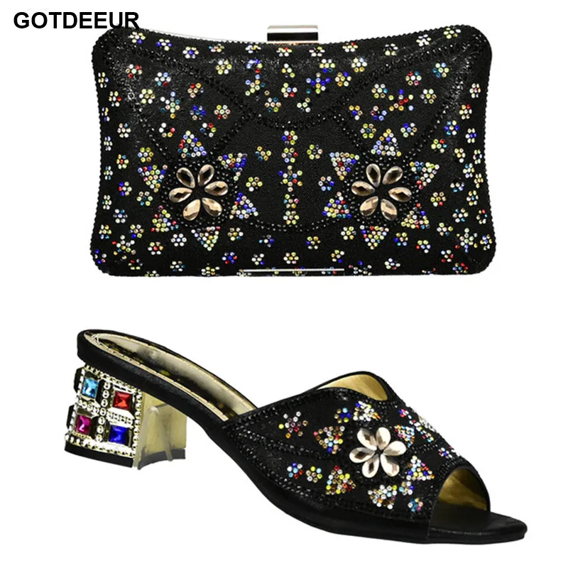 Итальянский комплект из туфель и сумочки цвета фуксии украшенный стразами в