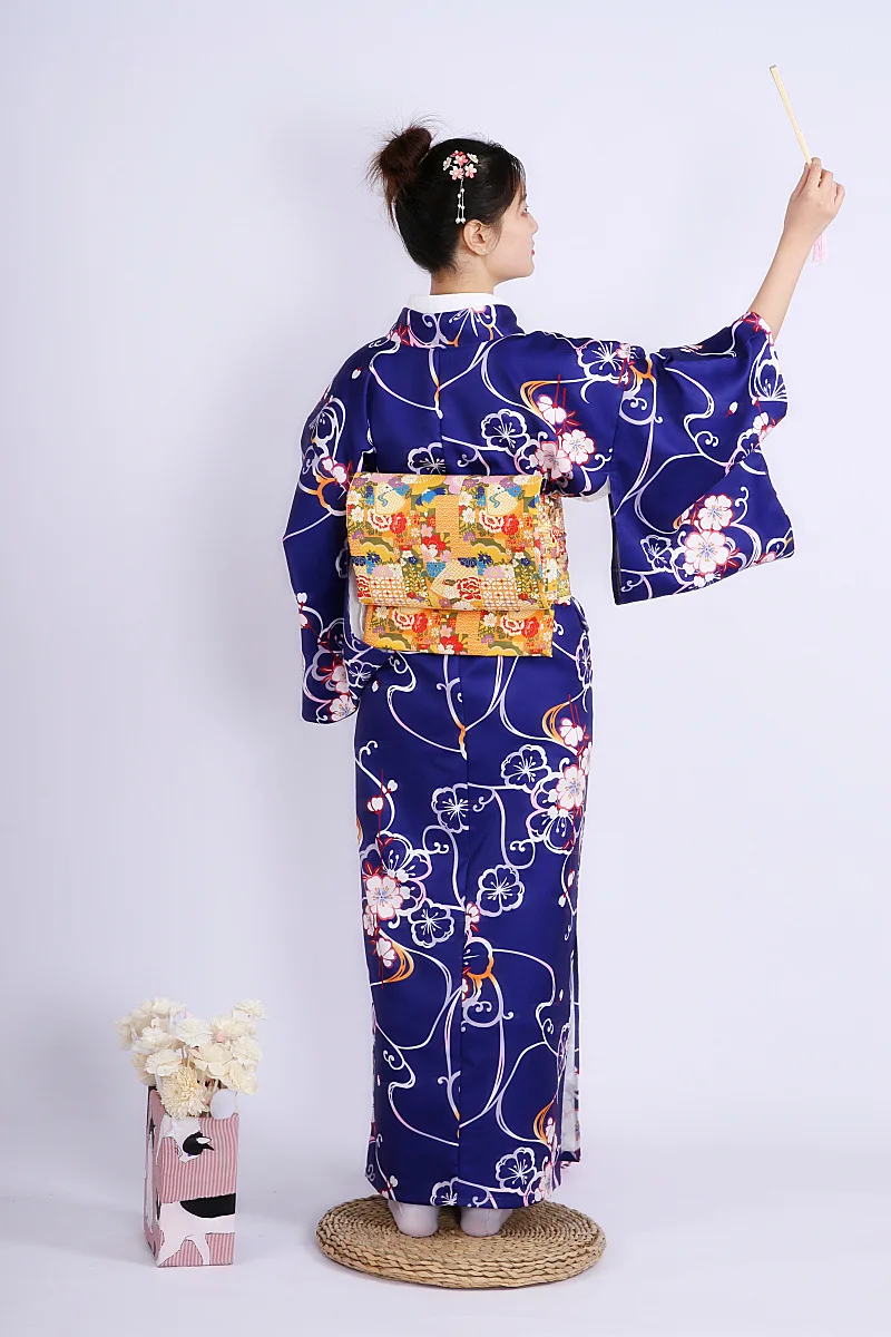 Женский банный халат-кимоно из плотного материала можно использовать в