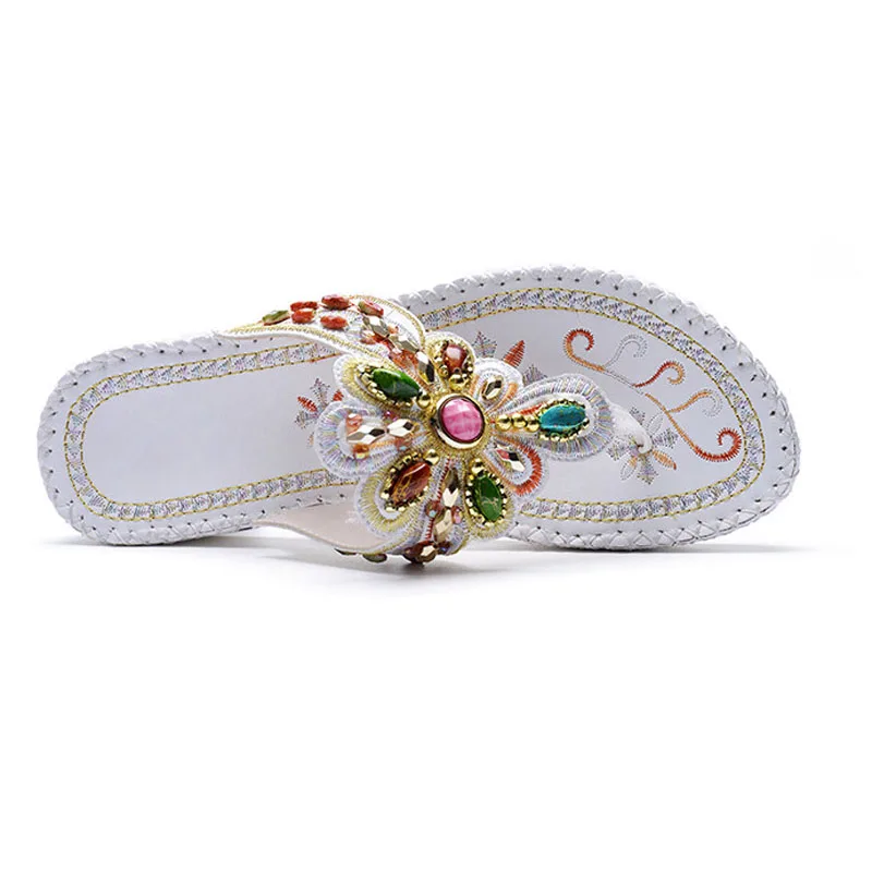 Новинка Женские вьетнамки на плоской подошве с украшением в виде кристаллов
