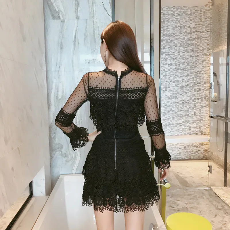 Короткое кружевное платье с оборками подиумное темное из кружева длинным