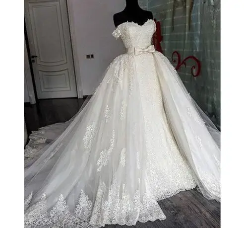 Роскошное кружевное свадебное платье с милой юбкой-годе со съемным шлейфом