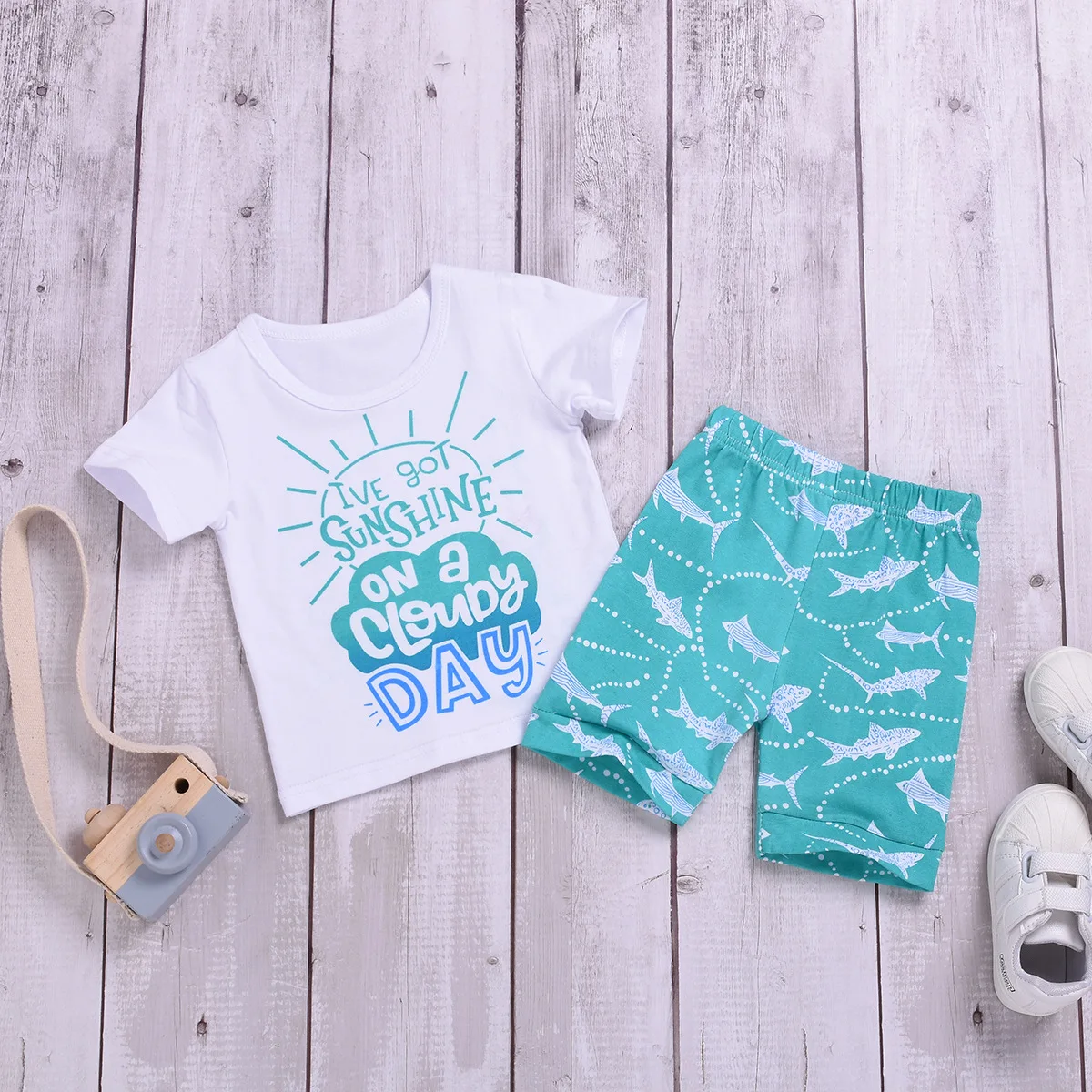 Футболка с короткими рукавами и буквенным принтом для малышей Топ + шорты акулы