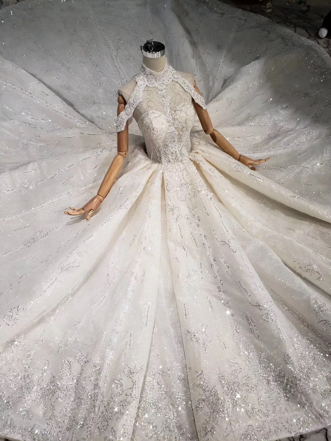 

Luxurious Lace Wedding Dress Full Beads And Crystal High Neck Glitters Shine Blings Supper Bridal Gown Big Skirt For Wedding