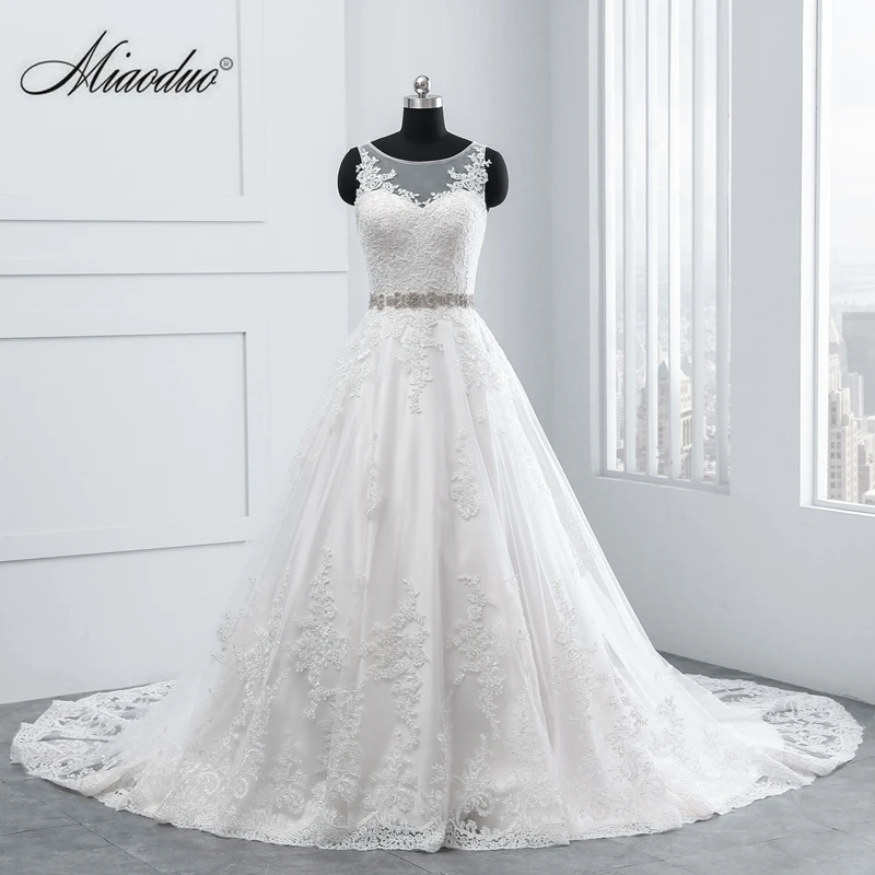 Женское свадебное платье со шлейфом кружевное с открытой спиной и аппликацией 2021