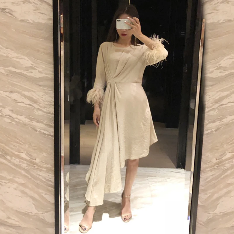TWOTWINSTYLE лоскутное платье с перьями для женщин Половина рукава Высокая талия асимметричный подол Осенняя мода одежда Новинка