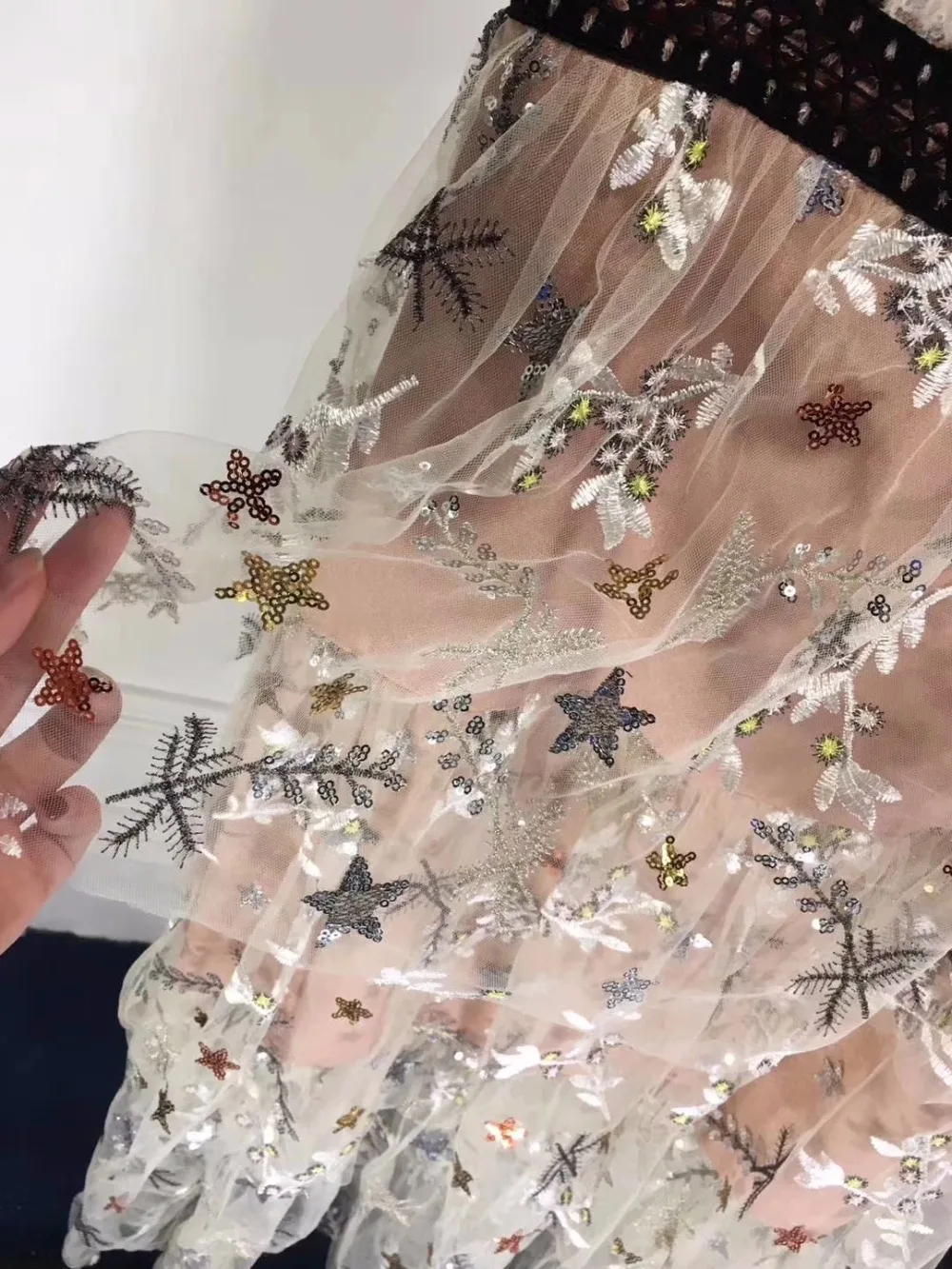 Женская летняя обувь платье модное платье для девочек, vestidos de fiesta, трудоемкими музыкальная нота вышивка Повседневные платья сексуальное платье с v-образным воротом, Сетчатое