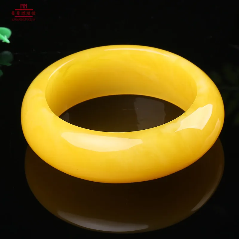 

The new female chicken oil beeswax Bracelet yellow amber bracelet