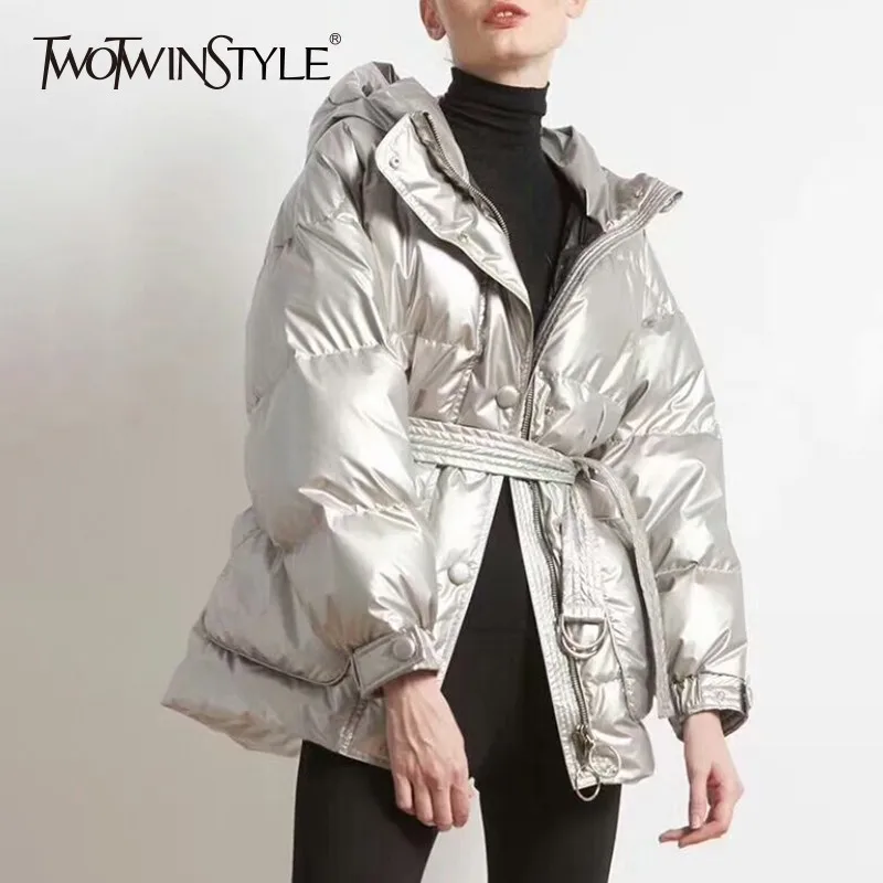 Женский пуховик с капюшоном TWOTWINSTYLE высокой талией на шнуровке длинным рукавом