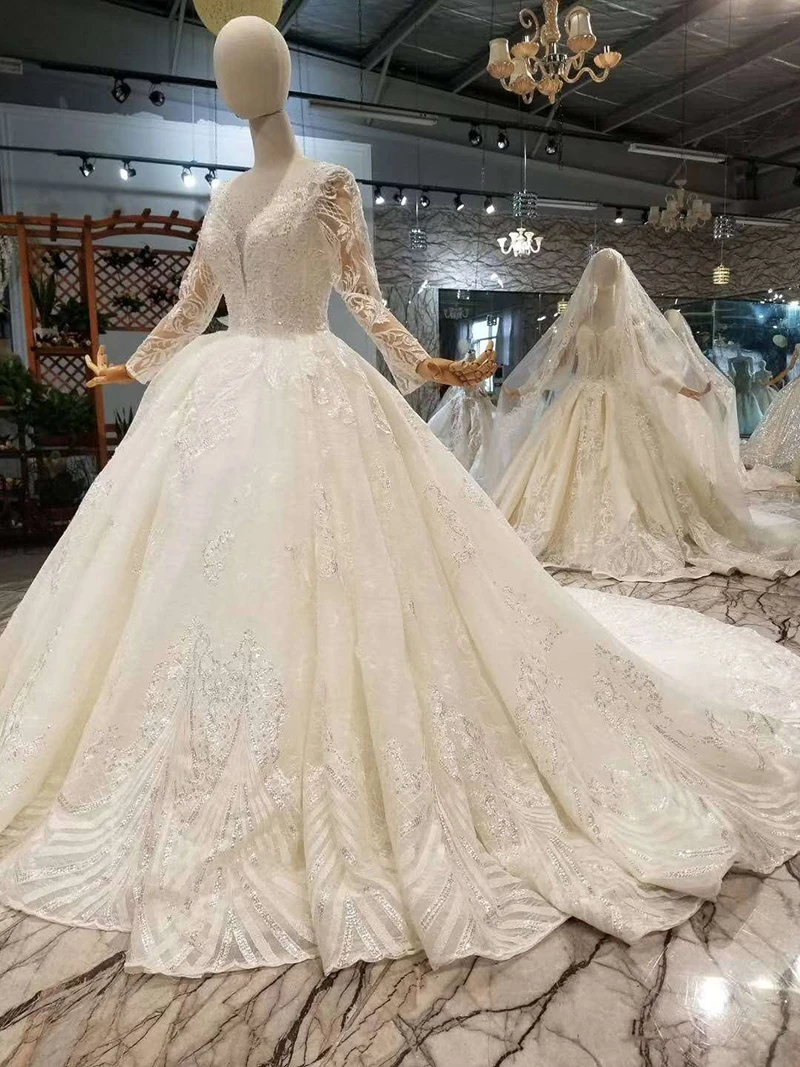 Женское свадебное платье с длинным шлейфом круглым вырезом и длинными рукавами |