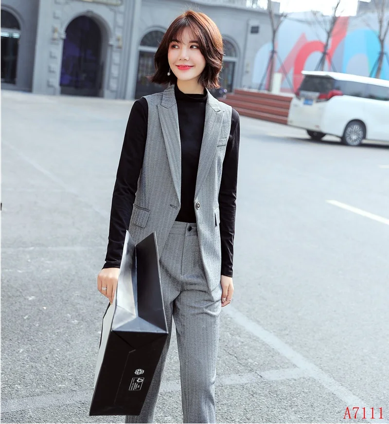 Женский деловой костюм с жилетом серый брюками и топом Офисная форма новинка