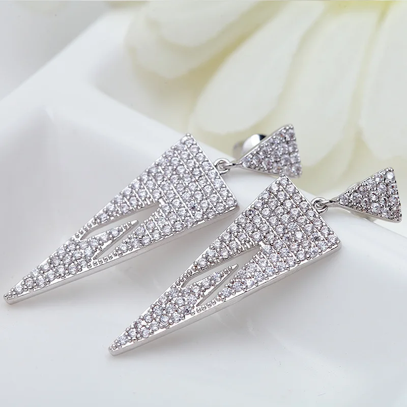 Длинные серьги-подвески с фианитами класса ААА геометрические треугольные
