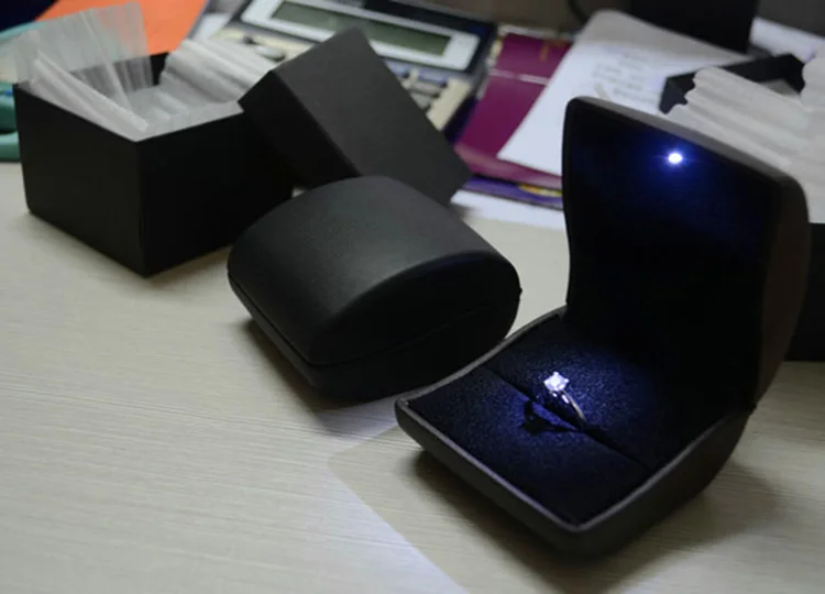 LED Lighted Black Leather Engagement Ring Jewelry Gift Box Wedding Diamond Bague Presentation Stand Hoolder Showed Case NEW | Украшения и