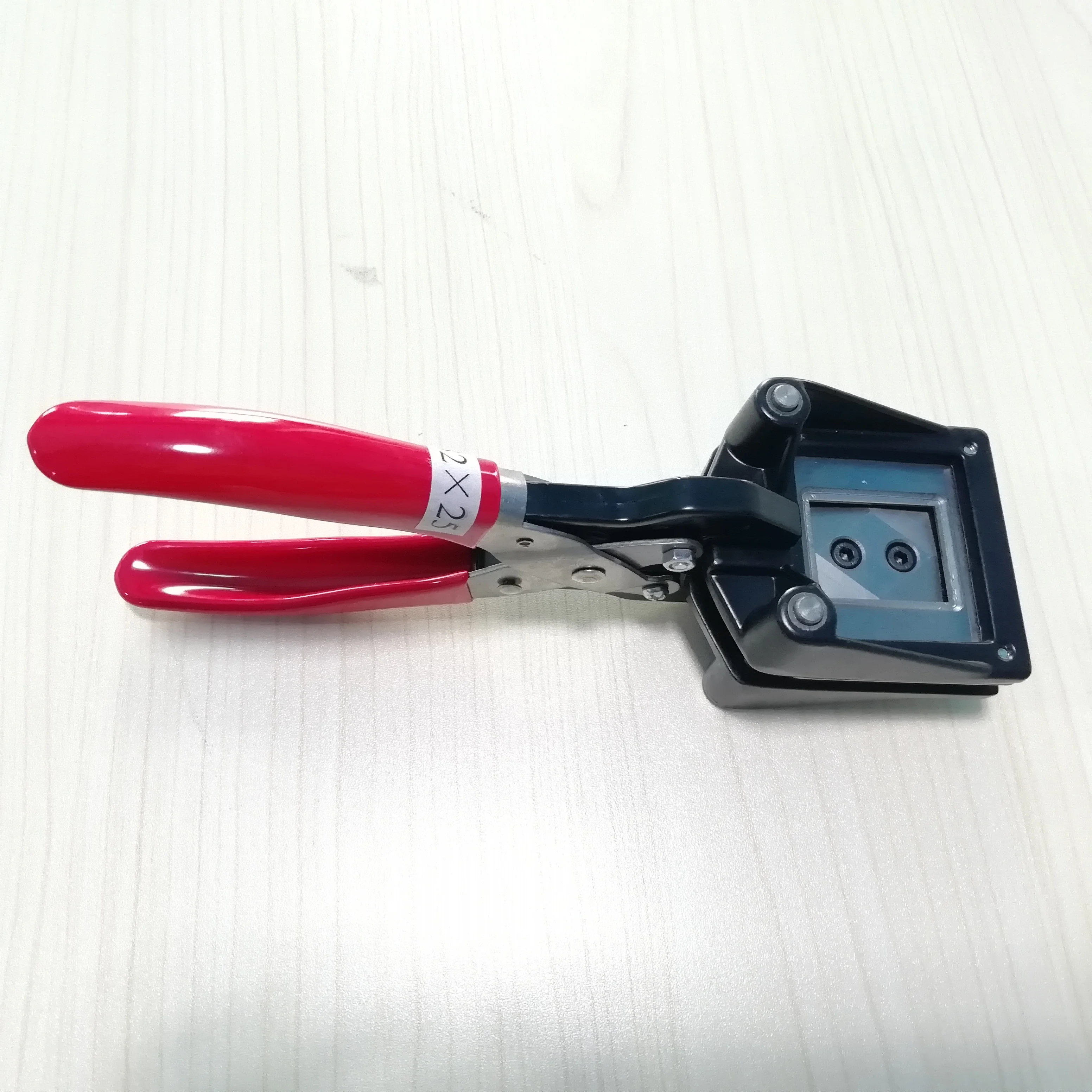 Фото Резак ручной фото Дырокол резак правый угол картины |hand held|hand cuttercutter punch |