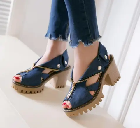 Сандалии с вырезами из джинсовой ткани и рыбьим носом, летние модные туфли на высоком толстом каблуке, голубого цвета, размеры 34-43
