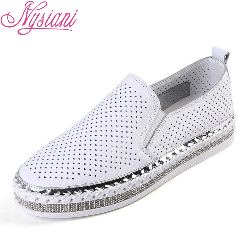 Женские лоферы из спилка на плоской платформе с вырезами повседневные белые