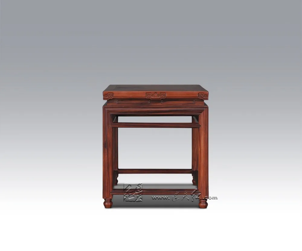 Маленький квадратный деревянный стул резные нефритовые бусины на краю скамейки