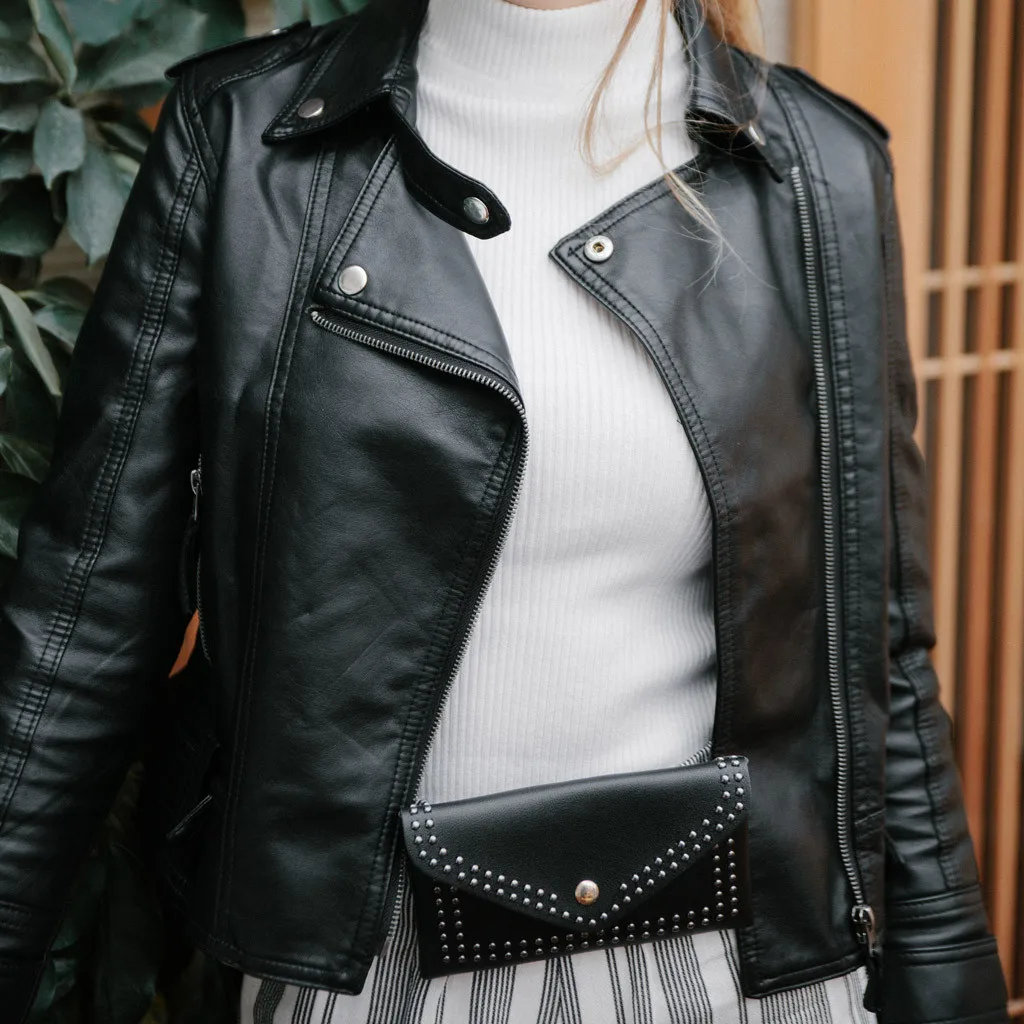 Женская сумка мессенджер с заклепками на застежке однотонная высокого класса