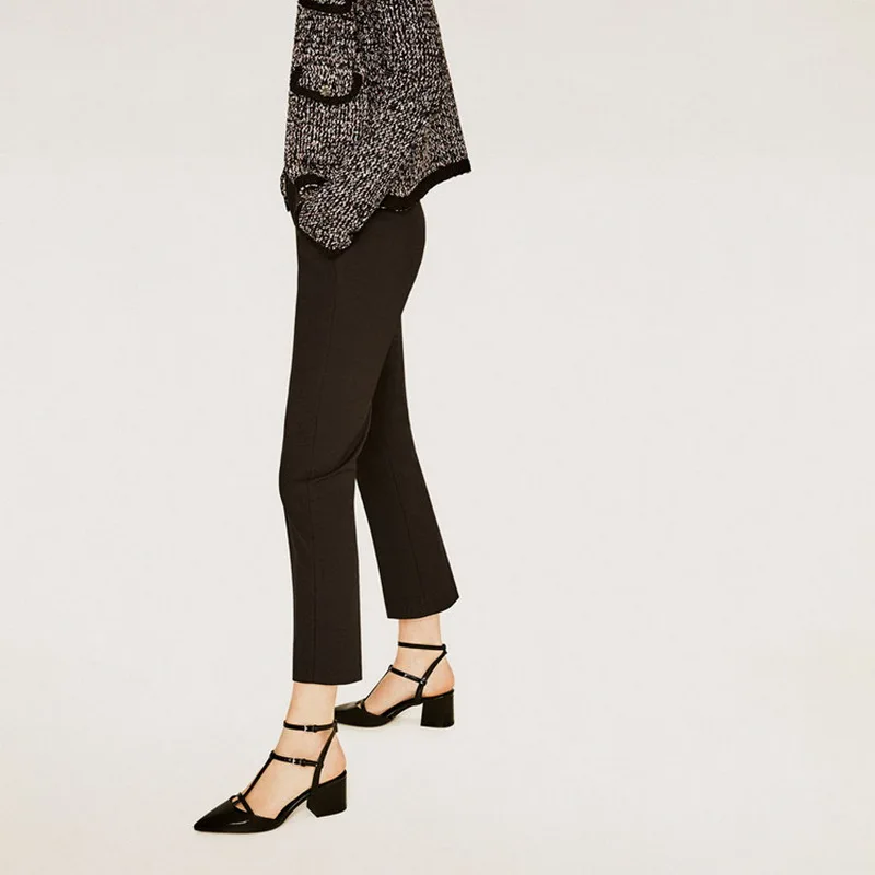 Женские сандалии-гладиаторы с ремешком на щиколотке острым носком и массивным