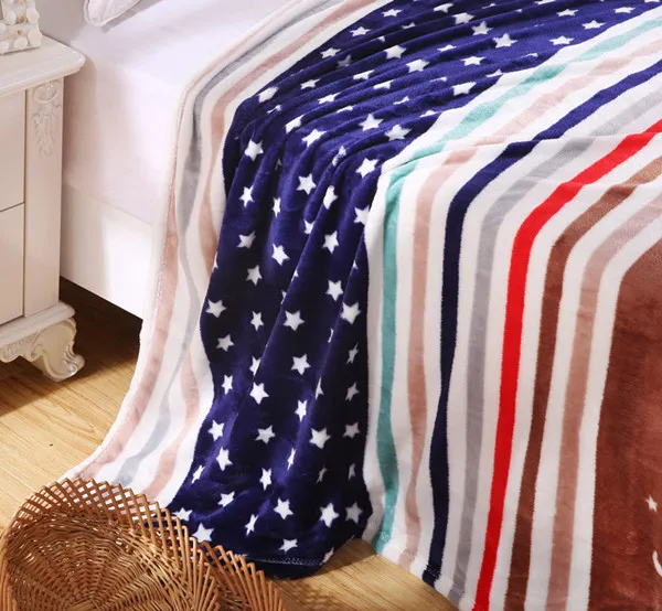 На диван-кровать милые пушистые клетчатые одеяла со звездами благородное