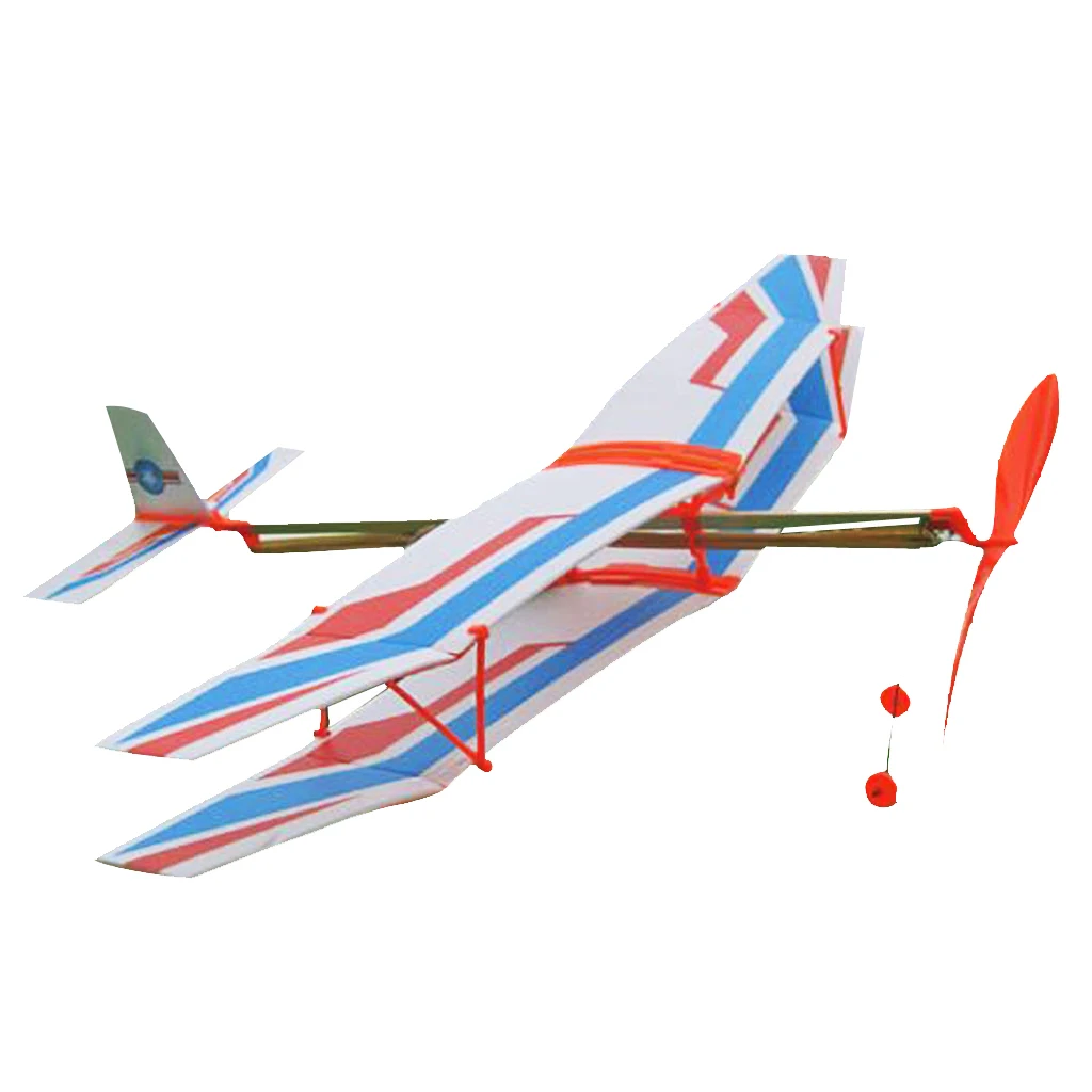 Самолет в сборке самолет запущен на питание от резиновой ленты для летающих
