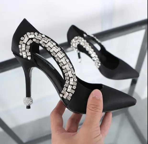 Новый стиль женщины насосы сексуальный черный острым носом мелкой туфли вырез