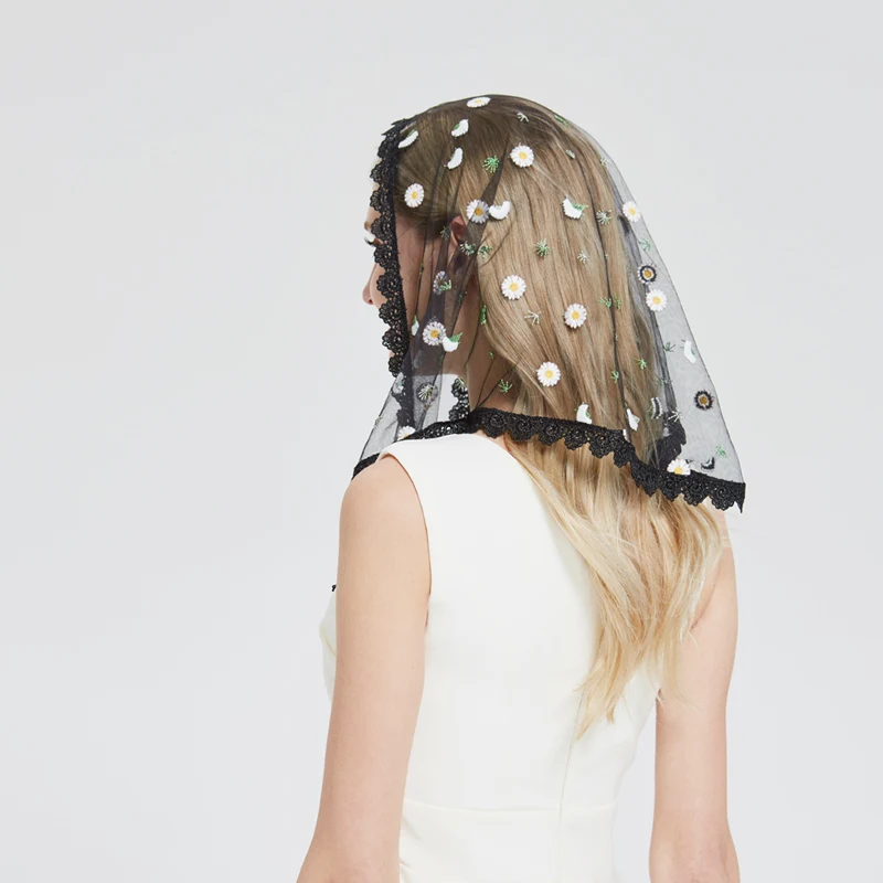 Кружевная треугольная молитвенная вуаль с вышивкой в виде маленького цветка