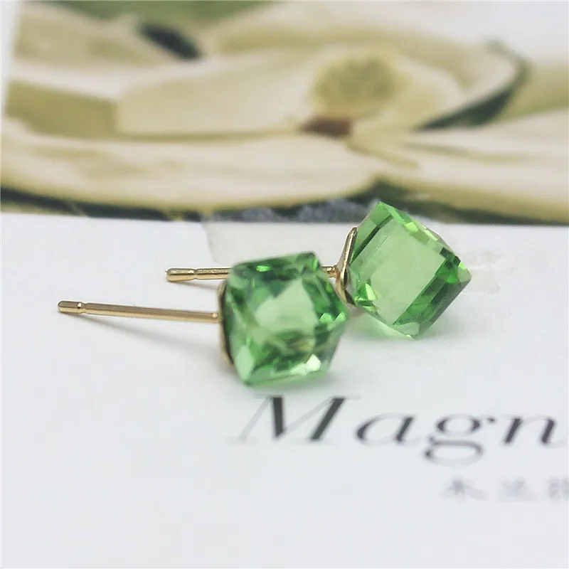 Женские простые серьги гвоздики с кристаллами эффектные дизайнерские для