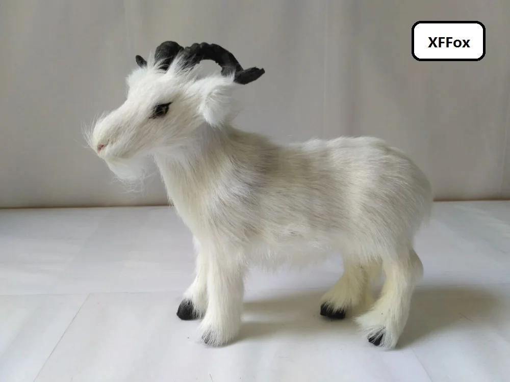 Фото Маленькая милая Имитация белой козы модель из полиэтилена и меха реальная жизнь