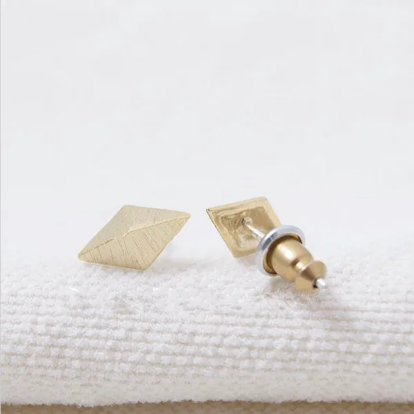 

Fashion three-dimensional rhombus stud earrings