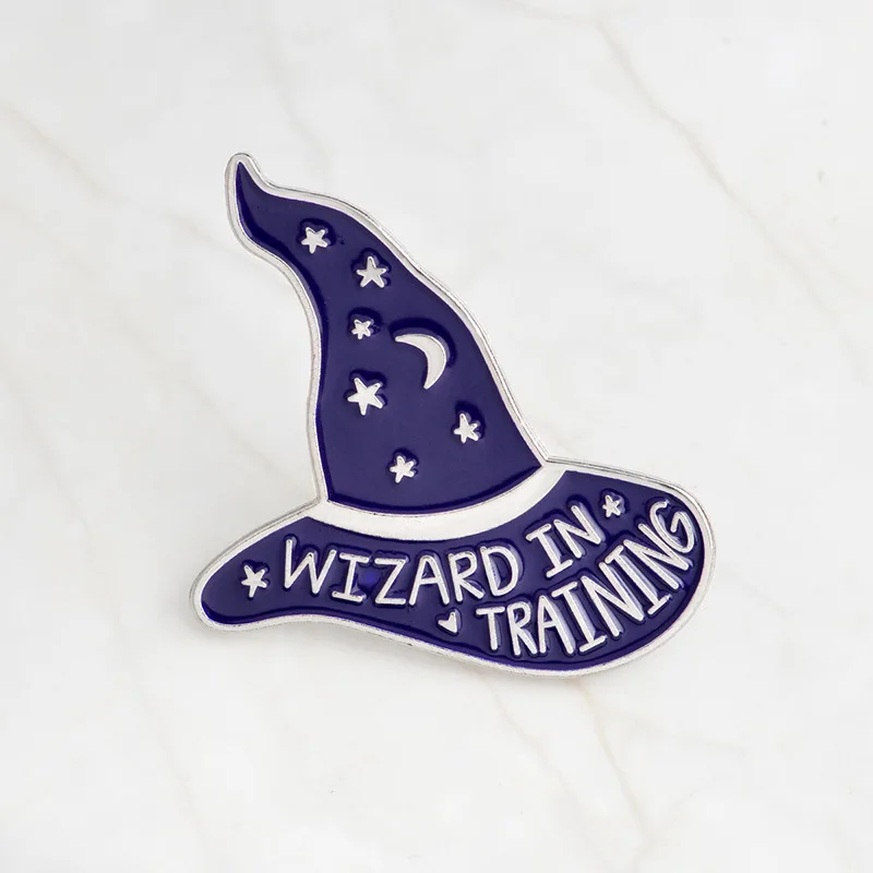 Wizard In Traning, основные заколки и броши, значки, жесткая эмалированная заколка, заколка для шляпы ведьмы, ювелирные изделия с изображением ведьмы, джинсовые куртки, аксессуары